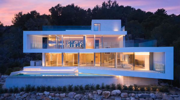 Villa minimalis dengan aksen kaca floor-to-ceiling